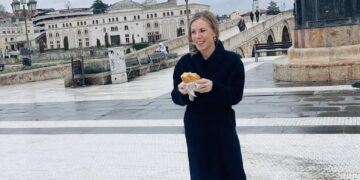 (Фото) Шведска министерка го започна денот во Скопје со симит погача: „Енергичен појадок пред нејзината прва средба“