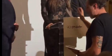 (Видео) Амбасадорката на САД во Грција се појави во проѕирен фустан, наиде на осуда