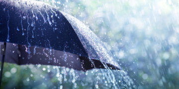 Променливо облачно време со слаби локални врнежи од дожд