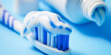 Со паста за заби против дамки и замаглени огледала