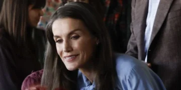 Кралицата Летиција покажува дека седата коса може да биде многу елегантна