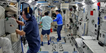 ВИДЕО: Кинеските астронаути ќе останат во вселената уште еден месец