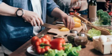 Готвачите откриваат: Кога треба да го посолите јадењето – на почетокот или на крајот од готвењето?