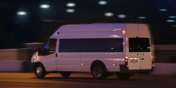 Минибус со навивачи оштетен кај Битола: напад од група граѓани на патот Прилеп–Ресен