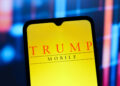 (ВИДЕО) Сите му се смеат, а внатре шок: Отворен е „Trump Phone“, еве што има во кутијата