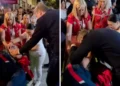 (Видео) Вучиќ бакна жена на која ѝ се слоши за време на неговиот говор